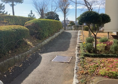 【中庭】 | 東建座間ハイツ東館４号棟 | 中庭（パティオ）とは、一つの建築物の内部に設けられた、壁などで囲われている庭のことを指します。コの字型、ロの字型が主流ですが、L字型の中庭もあります。最近では、インテリア性の高さからも人気があります。