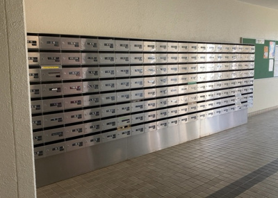 【設備】 | 東建座間ハイツ東館４号棟 | エントランス付近に設置されている集合ポストは、住んでいる部屋と離れているため、ポストをあさるなど誰かに何かされていても被害に気づきにくいです。入居する時には他人に特定されにくい番号で鍵をかけましょう！