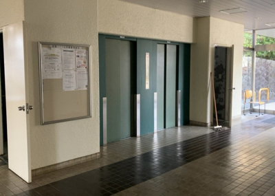 【受付】 | 東建座間ハイツ東館４号棟 | 受付はマンションコンシェルジュがいる場合もあれば、管理人が滞在する小部屋を総称して呼ぶことがあります。主にエントランスに設置されていることから、防犯面でも期待ができます。防犯設備がない場合はより安心！