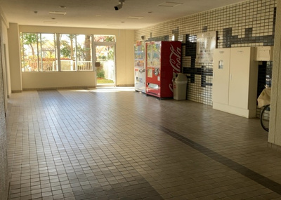 【ロビー】 | 東建座間ハイツ東館４号棟 | ラウンジは、マンションの共用スペースに椅子やテーブルなどを配置した利用者が寛げる空間です。屋内型ラウンジと屋外型ラウンジがあります。共用部分の管理状況と合わせて、詳細については現地でご確認ください。