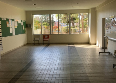 【ロビー】 | 東建座間ハイツ東館４号棟 | ロビーというと、エントランスと何がちがうの？と思いますよね。実はロビーとエントランスには明確な決まりはありません。物件によっては、エントランスを入って広がるある程度の広さのある空間がロビーとなります。