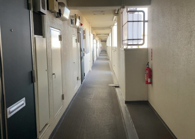 【その他共用部分】 | 東建座間ハイツ東館４号棟 | 共有部分は、住民なら誰もが使える設備のこと。例えば駐車場やエレベーター、インターネット設備、セキュリティ設備などがあります。他にも、マンションの廊下・外部階段やエントランス・ゴミ置き場などがあります。