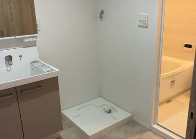 【ランドリースペース】 | 東建座間ハイツ東館４号棟 | ランドリースペースも気になります。洗濯機置場があり「洗う、干す、取り込む、アイロンがけ、たたむ」など、洗濯に関する家事をするための空間です。広さや収納など付帯設備も含めて、詳細は現地でご確認ください。