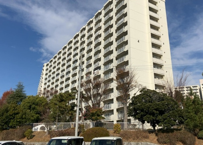 【外観】 | 東建座間ハイツ東館４号棟 | ＲＣ造、Reinforced Concreteは直訳すると補強されたコンクリートです。主に柱や梁・床・壁が鉄筋とコンクリートで構成おり、鉄筋を組んだ型枠にコンクリートを流し込んで固めたものを指します。