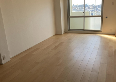 【居間・リビング】 | 東建座間ハイツ東館４号棟 | 直線タイプはLとDKを一直線に並べた形で対面キッチンのタイプです。一般的なのでよく見かけるかもしれません。直線タイプに似た直接アイランドタイプは、キッチンとダイニングの間に壁がない分広く感じられます。