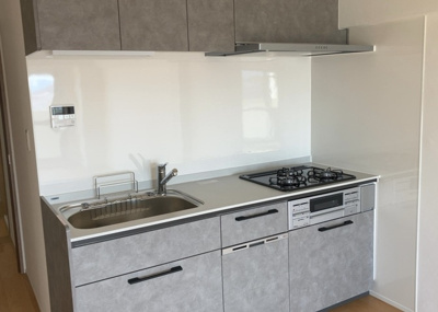 【キッチン】 | 東建座間ハイツ東館４号棟 | 標準的なシステムキッチンの横幅は、165cm～300cm程度です。2100・2400・2550・2700などミリ単位で表記されます。普段どのように料理をするのかを想定しながら合ったサイズを選びましょう