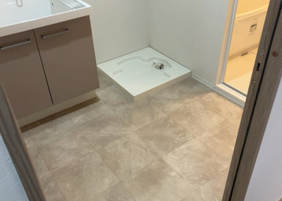 【脱衣所】 | 東建座間ハイツ東館４号棟 | 洗面脱衣所は「体を綺麗に整える場所」という目的と役割を持っています。そして便利で使い勝手のいい「体を綺麗に整える場所」にするためには、配置や動線、照明や収納計画をしっかりと検討しておく必要があります。