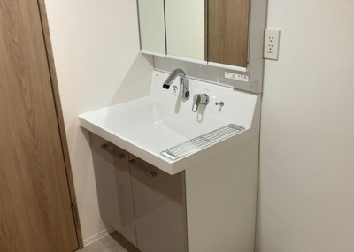 【独立洗面台】 | 東建座間ハイツ東館４号棟 | 洗面化粧台では顔を洗ったり、身だしなみを整えることが本来の使い方ですが、用途によっては洗面化粧台に求められる機能が違ってくるため、ご自身や家族のライフスタイルに合ったものを選ぶことをおすすめ致します。