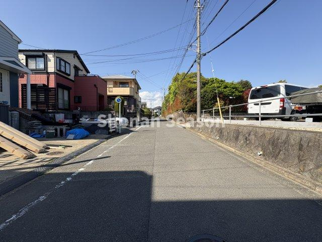 【前面道路含む現地写真】 | 内外装リフォームし、気持ちよく新生活がスタートいただけます。
