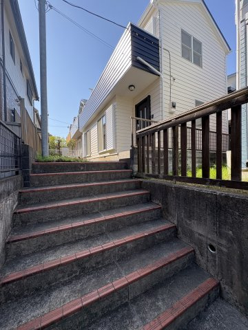 【外観】 | リフォームを含めても、資金を抑えられる！人気の中古戸建てが登場♪
近隣には、教育施設やお買い物施設が豊富にあり、生活に便利な周辺環境です。
