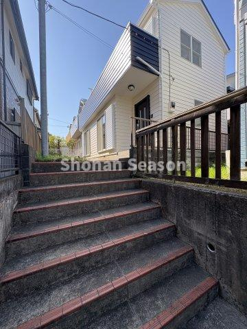 【外観】 | リフォームを含めても、資金を抑えられる！人気の中古戸建てが登場♪
近隣には、教育施設やお買い物施設が豊富にあり、生活に便利な周辺環境です。
