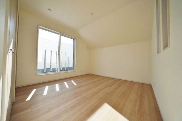 【横浜市旭区中白根2丁目46-12新築戸建て】★仲介手数料無料★（白根小学校・上白根北中学校）の洋室