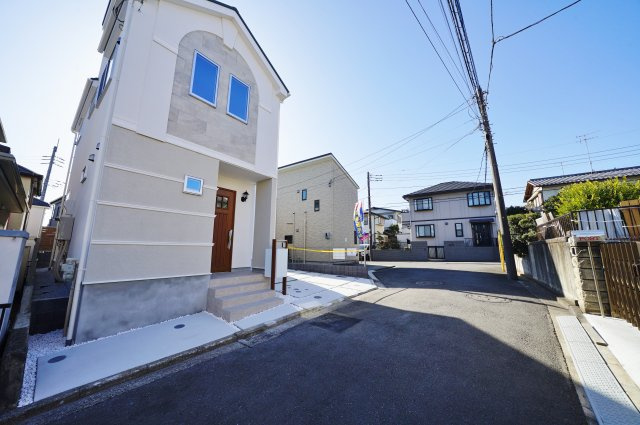【横浜市旭区中白根2丁目46-12新築戸建て】★仲介手数料無料★（白根小学校・上白根北中学校）の前面道路含む現地写真