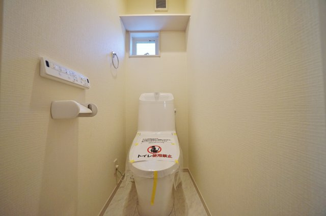 中白根2丁目｜“帰りたくなる”木目の温もりLDK｜ナチュラルな空気感が心地よい開放空間★仲介手数料無料★のトイレ|小窓付きで換気もしやすい清潔感あるトイレ空間。シンプルで落ち着いた内装が、毎日気持ちよく使える環境を整えています。