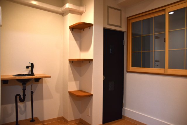 川端丸太町 光が集まる住めるギャラリーの独立洗面台|手洗いと気が利いた棚