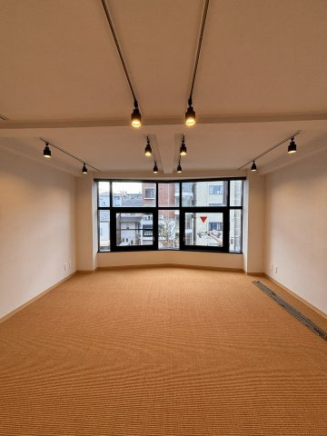 川端丸太町 光が集まる住めるギャラリーの洋室|3階 明るい展示空間です