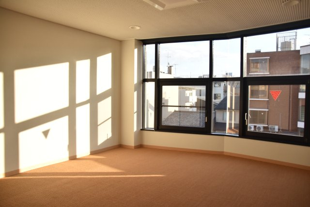 川端丸太町 光が集まる住めるギャラリーの居間・リビング|南向き・眺めの良い、明るいお部屋です