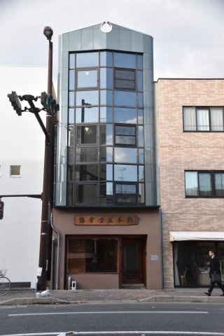 川端丸太町 光が集まる住めるギャラリーの外観|趣と近代的なファサードが融合しています