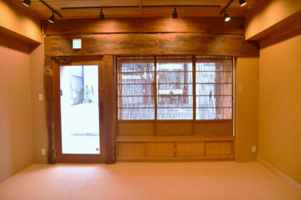 川端丸太町 光が集まる住めるギャラリーの洋室|1階 太い梁と和の趣ある内装