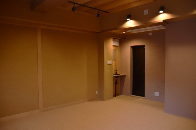 川端丸太町 光が集まる住めるギャラリーの洋室|1階奥の様子 照明つきです