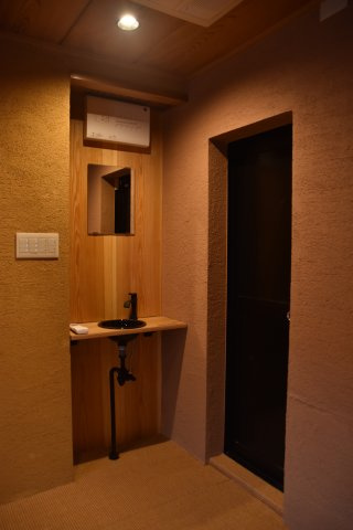 川端丸太町 光が集まる住めるギャラリーの独立洗面台|手洗いも設置済み