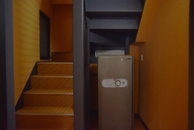 川端丸太町 光が集まる住めるギャラリーのその他共用部分|階段には金庫が