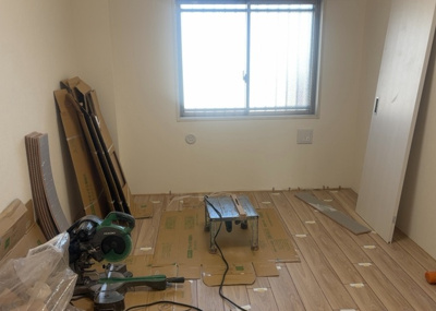 【中庭】 | サンクレイドル橋本 | 中庭（パティオ）とは、一つの建築物の内部に設けられた、壁などで囲われている庭のことを指します。コの字型、ロの字型が主流ですが、L字型の中庭もあります。最近では、インテリア性の高さからも人気があります。