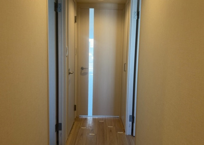 【ロビー】 | サンクレイドル橋本 | ラウンジは、マンションの共用スペースに椅子やテーブルなどを配置した利用者が寛げる空間です。屋内型ラウンジと屋外型ラウンジがあります。共用部分の管理状況と合わせて、詳細については現地でご確認ください。