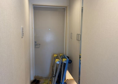 【ロビー】 | サンクレイドル橋本 | ロビーというと、エントランスと何がちがうの？と思いますよね。実はロビーとエントランスには明確な決まりはありません。物件によっては、エントランスを入って広がるある程度の広さのある空間がロビーとなります。