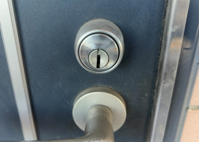 【玄関】 | サンクレイドル橋本 | 玄関は家の顔でもあり、家族以外の目にも止まる場所です。玄関は外との間を仕切る扉、靴などをしまっておく収納スペース、靴脱ぎのたたきスペース、来客とのやり取りをするドアホンなど複数のアイテムからなります。