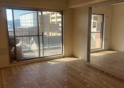 【外観】 | サンクレイドル橋本 | 外観はマンション管理がされているかの目安になります。築年数が古いと、壁面は劣化してひび割れが生じることも！建物が古びていても細かいところが修繕されていると、きちんと管理されているなぁと感じるでしょう。