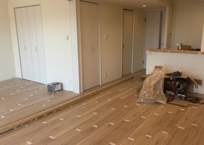 【外観】 | サンクレイドル橋本 | 一般的なバルコニーは、奥行1.5ｍ程ですが、ワイルドバルコニーは2ｍまで広がっています。そのため洗濯物の間隔をあけ干すことができ、乾きやすいというメリットや、ガーデニングが楽しめる等の特徴があります。