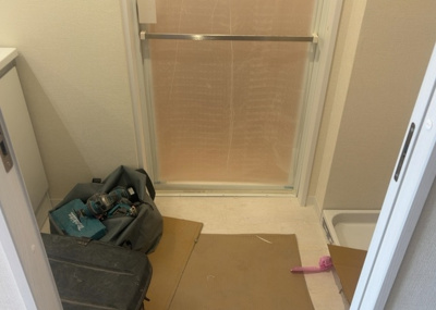 【駐車場】 | サンクレイドル橋本 | 車一台あたりに必要なスペースは、標準サイズの普通自動車で横幅2m50cm、長さ5mは必要になります。ただし、乗降のことも考慮して横幅3m30cm、長さ5m50cmほどは確保できるところを選びましょう。