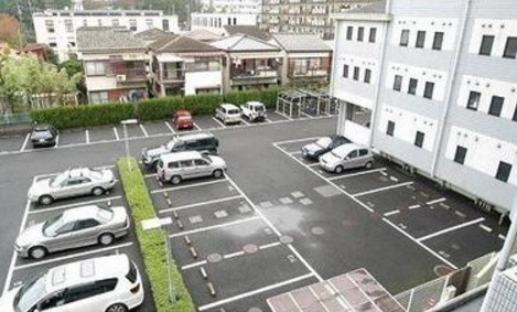 カーザ・モンターニャの駐車場