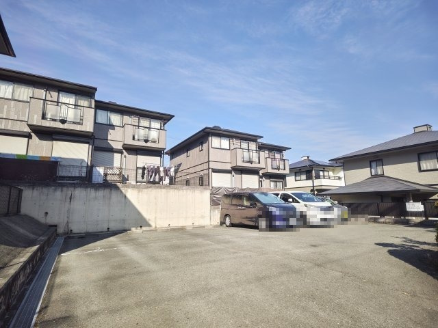 【駐車場】 | クレスト田原台 | 車をお持ちの方に嬉しい駐車場付きの物件です