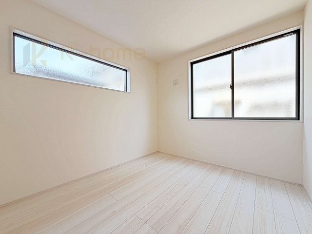 第2石岡市茨城　新築戸建て　1号棟の洋室|2面窓の風通しの良い洋室です♪差し込む暖かな陽当たりで、室内がくつろげる空間に早変わりです♪