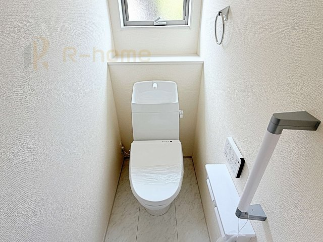 第2石岡市茨城　新築戸建て　1号棟のトイレ|小窓が付いた明るいトイレ♪
温水洗浄便座付きです。