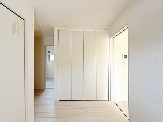第2石岡市茨城　新築戸建て　1号棟の収納|掃除用具などの収納に便利なホール収納！家族で活用できる便利な収納スペース♪