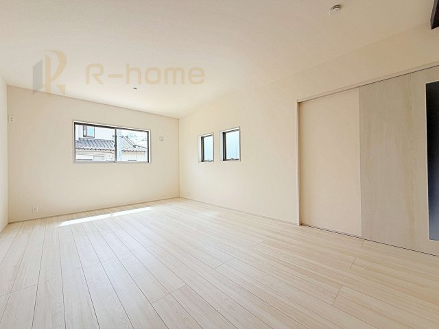 第2石岡市茨城　新築戸建て　1号棟の居間・リビング|開放感のあるリビングには収納スペースもあり、ゆったりした空間を保てます♪