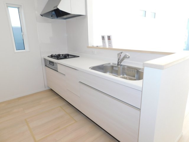 あま市篠田小塚の新築一戸建のキッチン|◇キッチン◇　　人気の対面式・人造大理石トップシステムキッチン・浄水器一体型水栓・静音仕様シンク・Sｉセンサーコンロ（３口）・前面コンセント完備・床下収納庫など