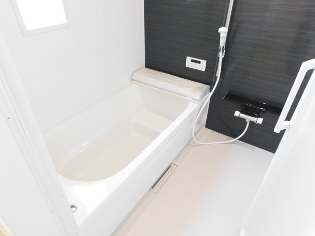 あま市篠田小塚の新築一戸建の浴室|◇浴室◇　　広い１坪サイズ・浴室乾燥機・追い焚き機能付・断熱浴槽・ベンチ浴槽・クリーンフロア・スライドバーシャワー・オートバス・バリアフリーバス・浴室窓あり