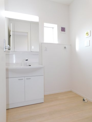 あま市篠田小塚の新築一戸建の独立洗面台|◇洗面室◇　　三面鏡シャワードレッサー　くもり止め仕様　