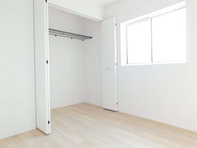 あま市篠田小塚の新築一戸建の洋室|◇洋室◇　　明るい洋室４．５帖　全居室収納完備♪