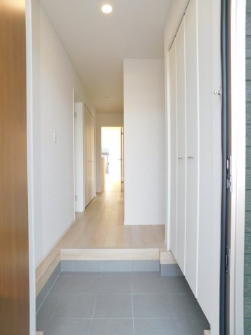 あま市篠田小塚の新築一戸建の玄関|◇玄関収納◇　　家族の履物がしっかり片付く可動棚の収納付き♪　