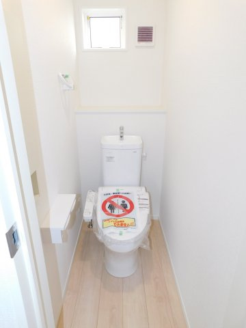 あま市篠田小塚の新築一戸建のトイレ|◇トイレ◇　　ウォシュレット　節水タイプ　収納完備！