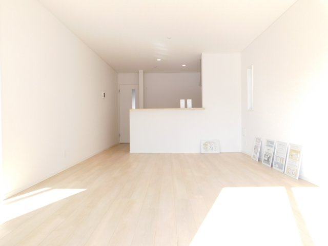 あま市篠田小塚の新築一戸建の居間・リビング|◇リビング◇　　南面を含む２面採光で明るいリビング１８．０帖　リビングや庭の様子が見渡せる対面キッチン♪