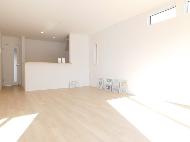 あま市篠田小塚の新築一戸建の居間・リビング|◇リビング◇　　南面を含む２面採光で明るいリビング１８．０帖　リビング横には来客時に便利な洋風和室付き♪