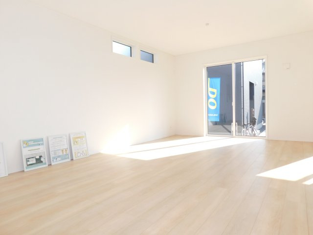 あま市篠田小塚の新築一戸建の居間・リビング|◇リビング◇　　南面を含む２面採光で明るいリビング１８．０帖　インテリアが映える広々リビング♪