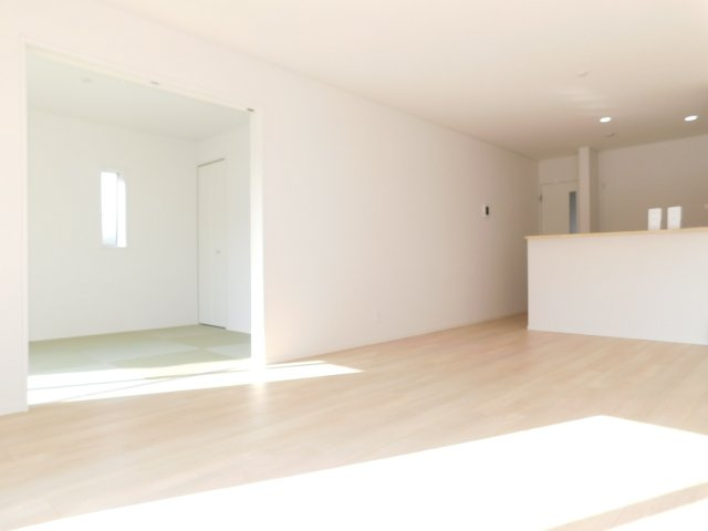 あま市篠田小塚の新築一戸建の居間・リビング|◇リビング◇　　南面を含む２面採光で明るいリビング１８．０帖　隣の洋風和室と続き間で最大２４．０帖！