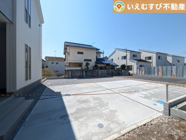 Livele Garden.S　嵐山町川島第2の駐車場|並列3台駐車可能なゆとりのカースペース
複数台車をお持ちでも、お友達が遊びに来てもゆとりの駐車スペース！